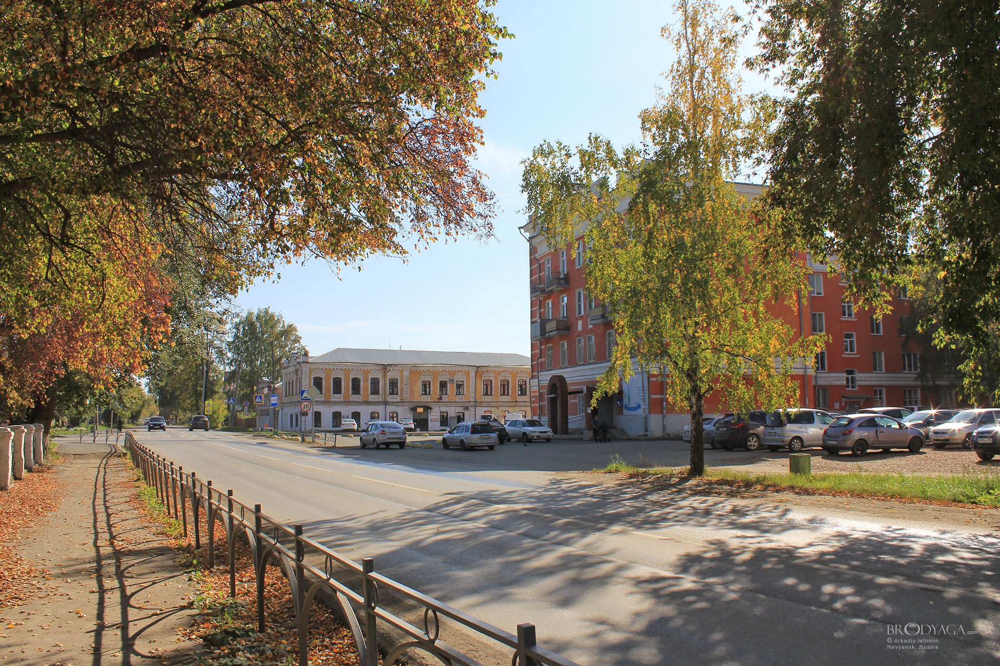 Осень в Невьянске. Улица Профсоюзов. (Nevyansk)